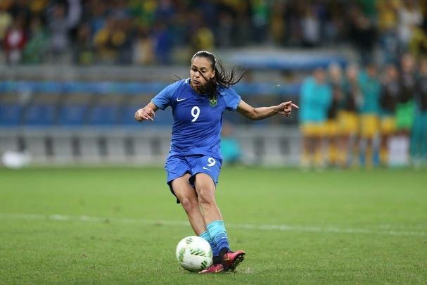 Imagens emocionantes das cobranas de pnaltis no Mineiro e da classificao do Brasil s semifinais do torneio feminino de futebol dos Jogos Olmpicos. Goleira Brbara pegou pnalti e deu vitria  Seleo por 7 a 6 sobre a Austrlia. Com 52 mil pagantes, estdio foi  loucura.