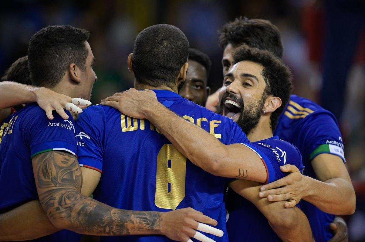 Fotos da festa do Cruzeiro com a vitria sobre o Civitanova e a conquista do tetracampeonato mundial de vlei, em Betim