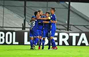 Fotos do primeiro tempo de Racing e Cruzeiro, no El Cilindro, pela Copa Libertadores. Arrascaeta empatou para o Cruzeiro, de cabea, aps cruzamento de Egdio