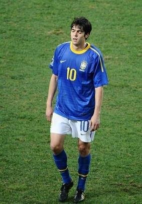 Copa do Mundo de 2010 (África do Sul) - O armador Kaká, sofrendo com lesão no joelho esquerdo e fortes dores no púbis desde 2008, disputou o Mundial fora das melhores condições. Após a Copa, acabou operando o joelho.