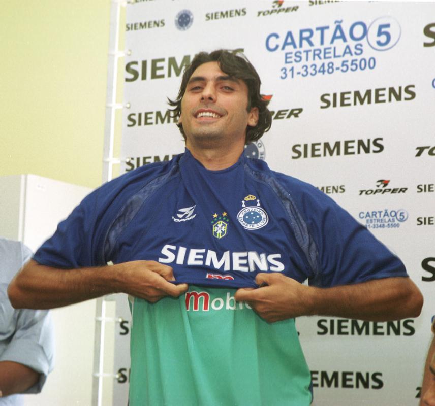 Na sua primeira passagem pelo Cruzeiro, em 2005, Athirson jogou na posição de origem, a lateral esquerda, e marcou cinco gols em 27 jogos. No retorno, em 2009, virou armador sob o comando do técnico Adilson Batista. Na final da Copa Libertadores, contra o Estudiantes, substituiu Wagner aos 25 minutos do segundo tempo, quando o adversário já vencia por 2 a 1. Pouco fez diante de um time bem postado na marcação e tranquilo para segurar o resultado. Ao término da temporada, despediu-se da Toca com 15 jogos e nenhum gol.