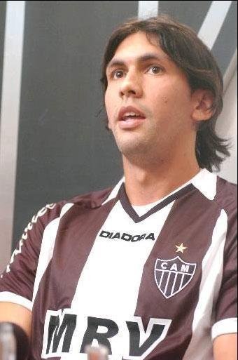 Ricardo Martinez - O paraguaio Ricardo Martinez, atuou no Galo no ano de 2008. Em 6 jogos com a camisa alvinegra, o zagueiro no marcou nenhum gol. Foi repassado ao Gama, j que foi emprestado pelo Libertad ao Atltico durante toda a temporada de 2008.