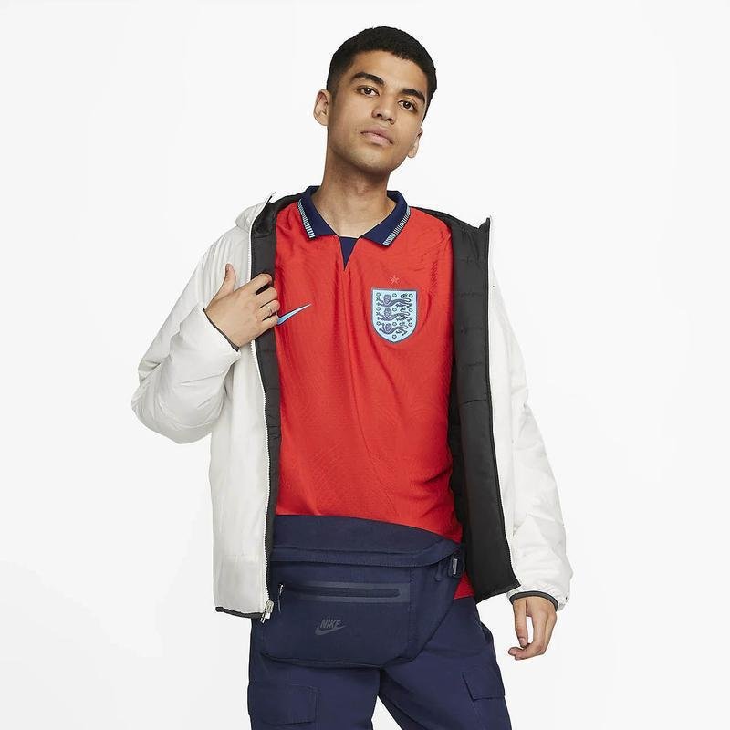 A provvel camisa II da Inglaterra para a Copa do Mundo foi desenvolvida pela Nike e vazou no site da prpria fornecedora durante a divulgao de outro produto