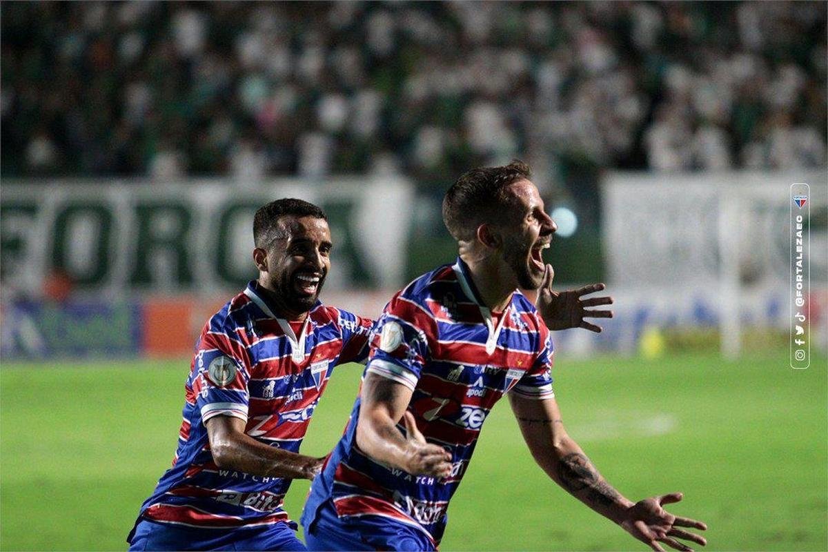 DVIDA - Lucas Sasha (volante,  direita na foto) - trauma no arco costal; em transio fsica