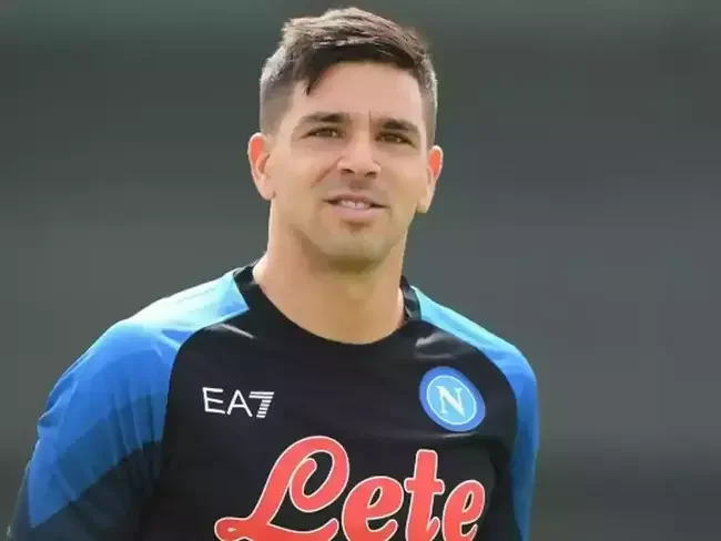 Giovanni Simeone atua no profissional do Napoli