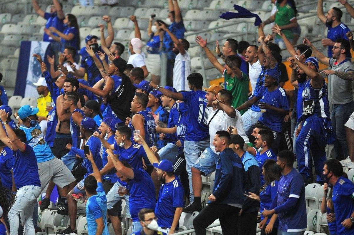 Fotos do jogo entre Cruzeiro e Confiana pela Srie B. Jogo  em Belo Horizonte marcou a volta da torcida cruzeirense ao Mineiro aps meses de ausncia devido  pandemia da COVID-19