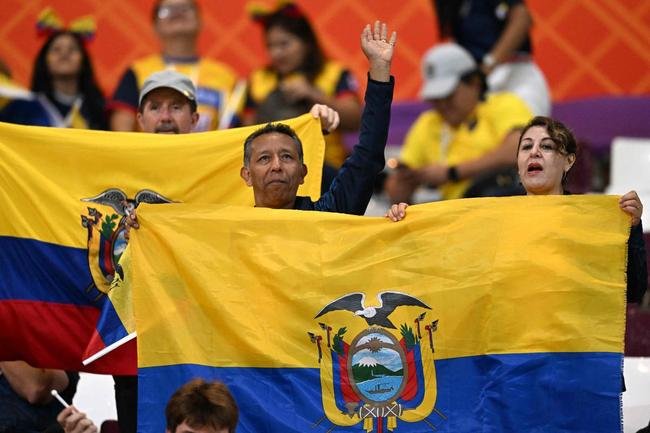 Torcedores de Holanda e Equador no jogo pelo Grupo A da Copa do Mundo.