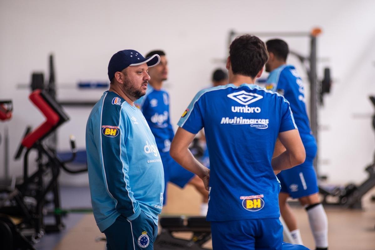 Fotos do treino do Cruzeiro na Toca da Raposa II. Time enfrenta o Internacional, nesta quarta-feira, s 21h30, no Mineiro, pela semifinal da Copa do Brasil. Mano Menezes pode apresentar novidades na escalao diante dos gachos.