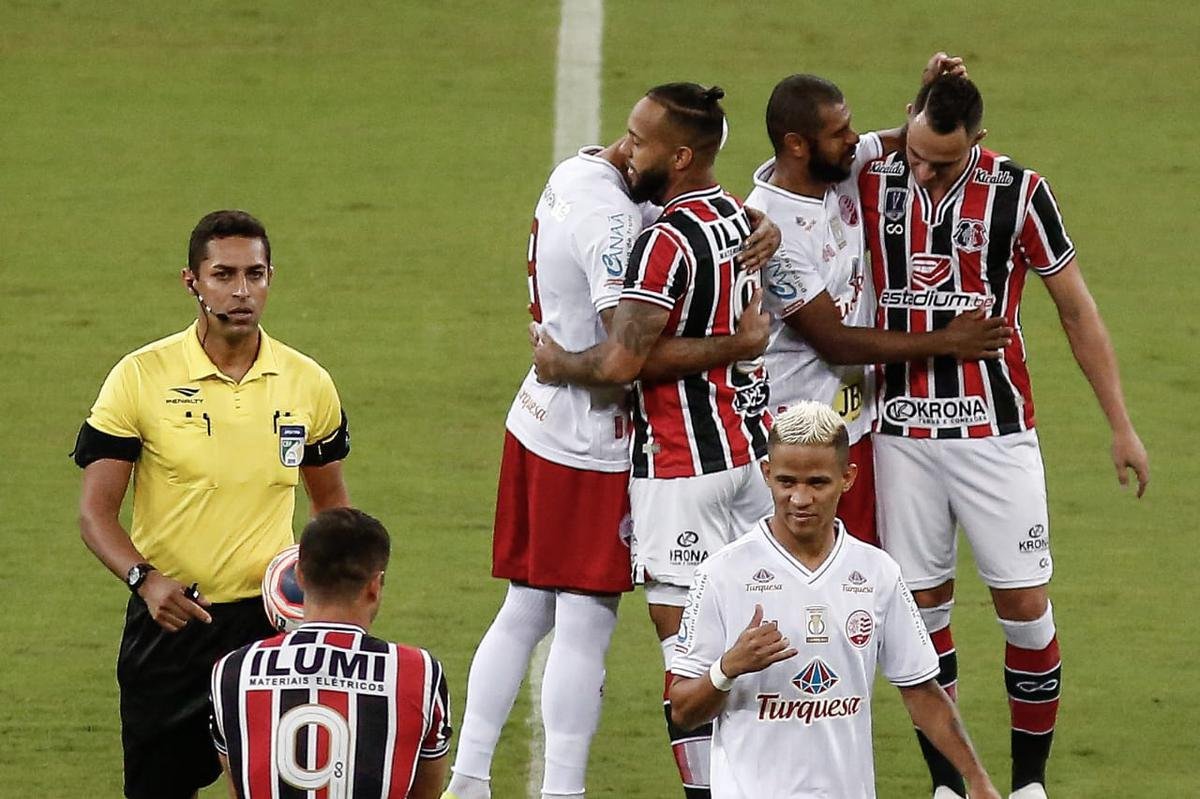 Jogo começou pegado para as equipes, com o Santa Cruz tendo mais posse de bola no começo, mas sem oferecer jogadas mais ofensivas, com o Náutico fechando as linhas de marcação.