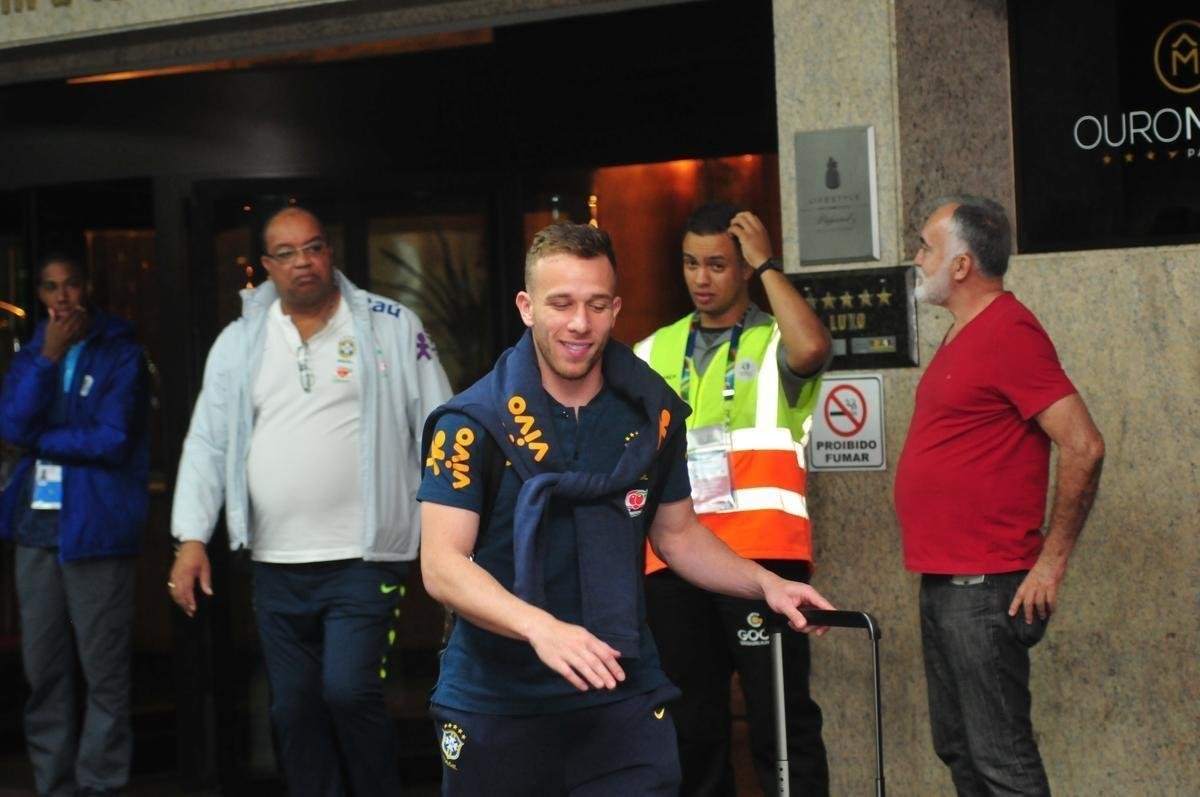 Seleo Brasileira deixou hotel Ouro Minas na noite desta quarta-feira e se despediu de Belo Horizonte, onde venceu a Argentina por 2 a 0 na semifinal da Copa Amrica. Reta final de treinos ser na Granja Comary, em Terespolis. Deciso est marcado para domingo, s 17h, no Maracan