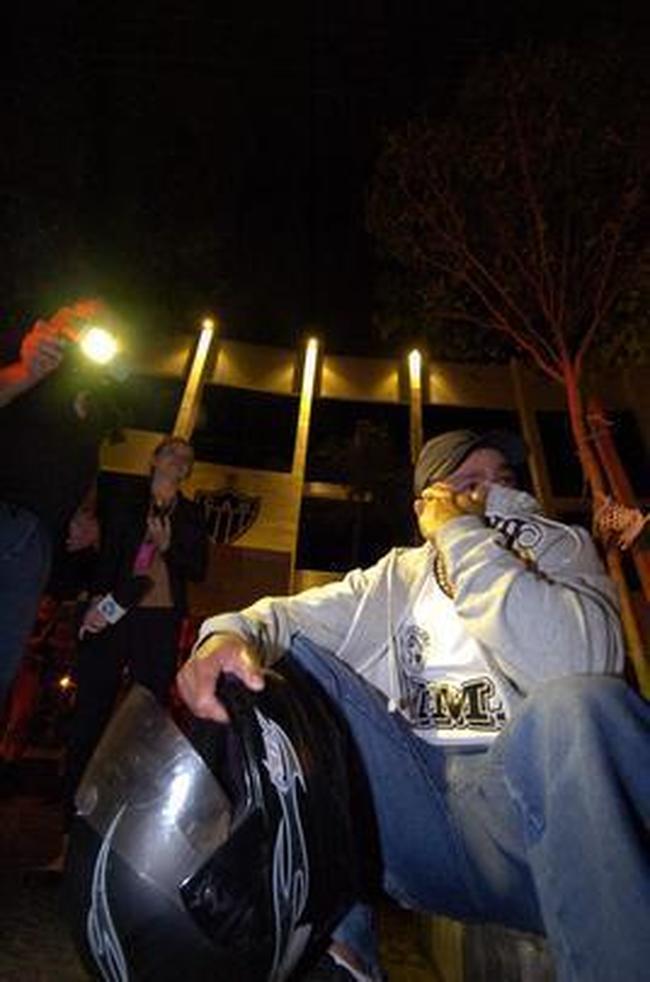 Torcedor indignado protesta na porta da sede do Atlético