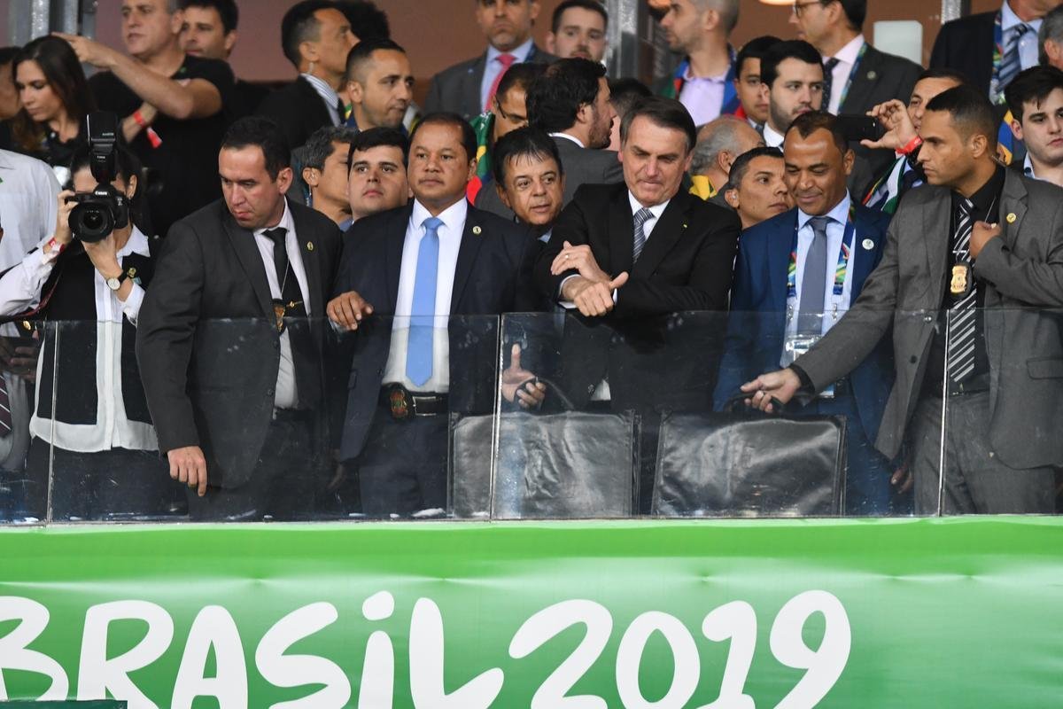 Lateral-direito Cafu, tetracampeo mundial com Seleo, esteve ao lado de Bolsonaro no Mineiro