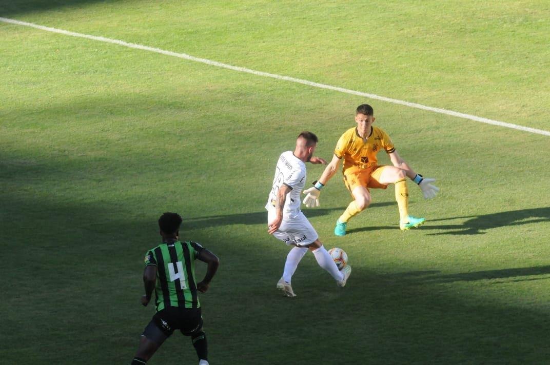 Fotos do clssico entre Amrica e Atltico, no Independncia, em Belo Horizonte, pela 10 rodada do Campeonato Mineiro. Jogo marcou o retorno dos dois rivais ao futebol em plena pandemia do novo coronavrus (Juarez Rodrigues/EM/DAPress)