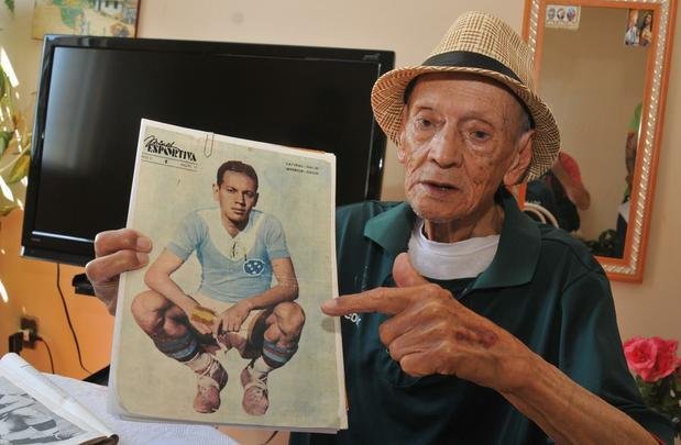 Recortes de jornais, revistas e a prpria memria de Nogueirinha contam parte da histria do Cruzeiro (fotos: Jair Amaral/EM D.A Press)