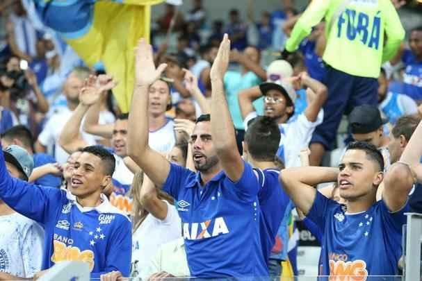 Imagens da torcida do Cruzeiro no jogo contra o Atltico-PR