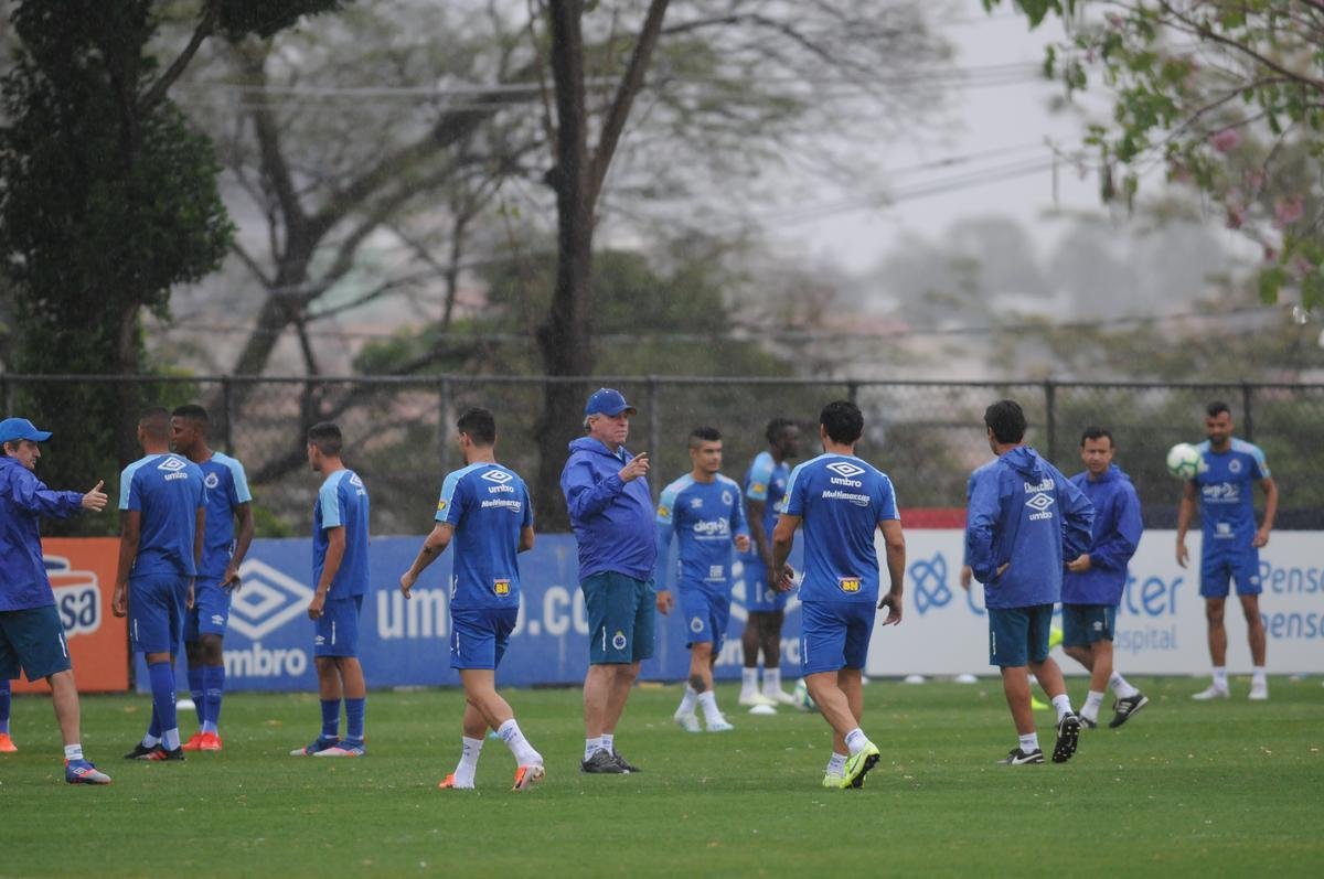 Sob forte chuva, Cruzeiro iniciou preparao para duelo com o Botafogo, marcado para as 21h30 desta quinta-feira