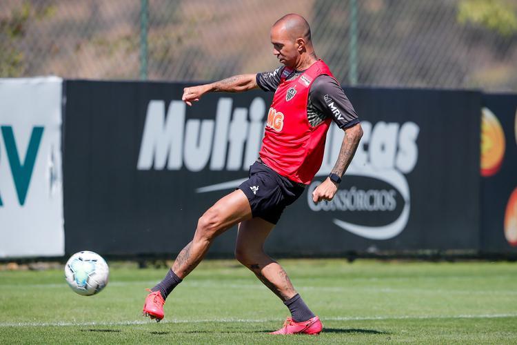 Diego Tardelli era chamado de Dinei nas categorias de base do São Paulo. Isso porque, quando criança, o atacante descoloriu o cabelo no intuito de ficar parecido com o ex-jogador Dinei, do Corinthians. O apelido pegou e assim ele foi chamado até subir para profissional da equipe tricolor, quando teve que mudar para Diego Tardelli.