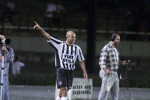 2005 - Fbio Jnior foi o artilheiro alvinegro na temporada, com 14 gols, no ano em que o time marcou 95 vezes