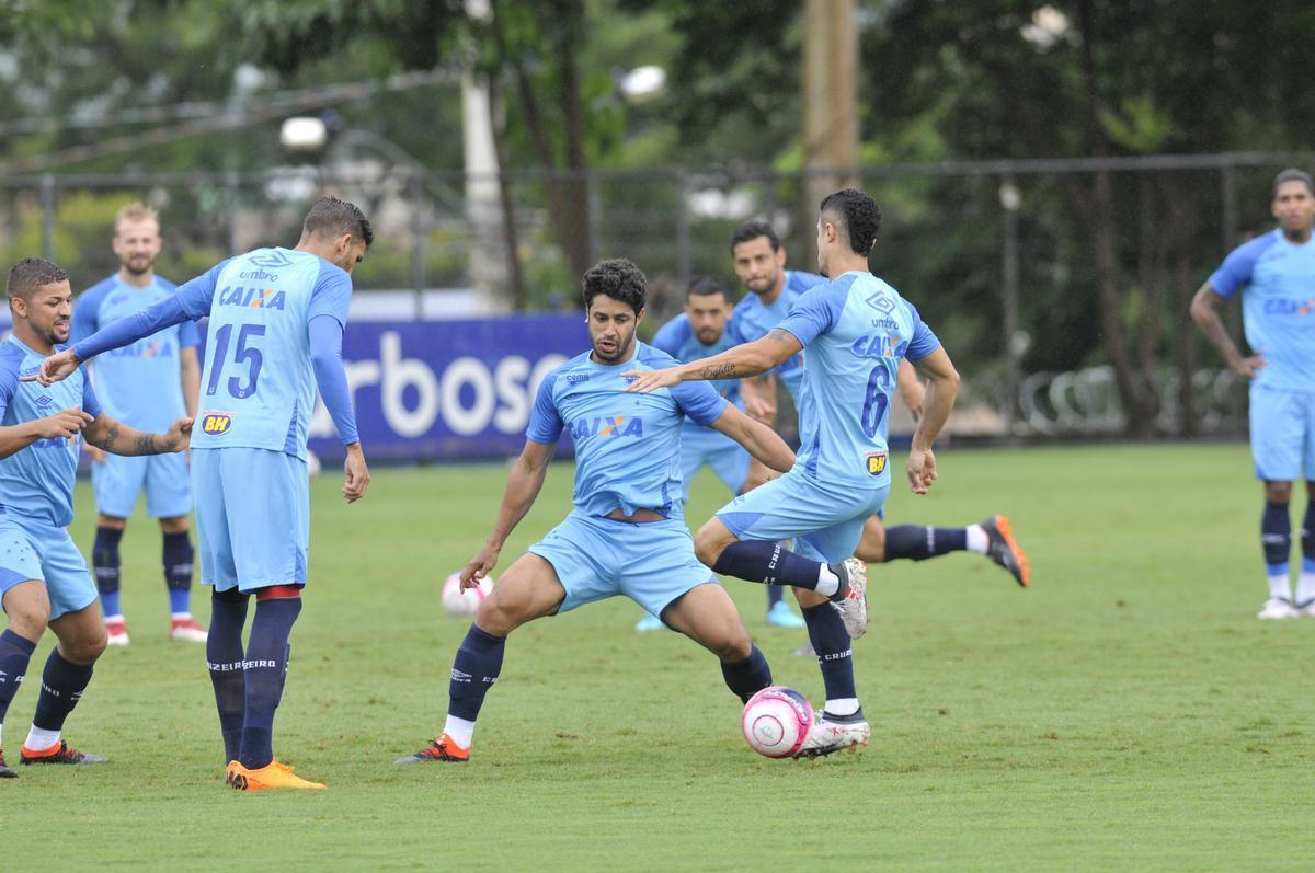 Em atividade na Toca da Raposa II, tcnico Mano Menezes mostrou provvel escalao do Cruzeiro para o jogo contra o Boa: Rafael; Nonoca, Ded, Digo e Marcelo Hermes; Lucas Romero e Bruno Silva; Rafael Sobis, Thiago Neves e Mancuello; Raniel (fotos: Juarez Rodrigues/EM D.A Press)