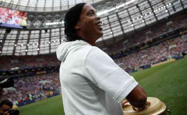 Rolê aleatório: Ronaldinho Gaúcho ganha Aston Martin de sheik