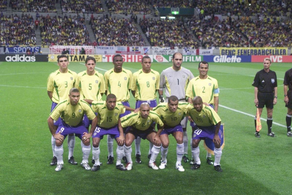 2002 - Camisa amarela com detalhes em verde ganhou evidncia em 2002, ano do quinto mundial do Brasil