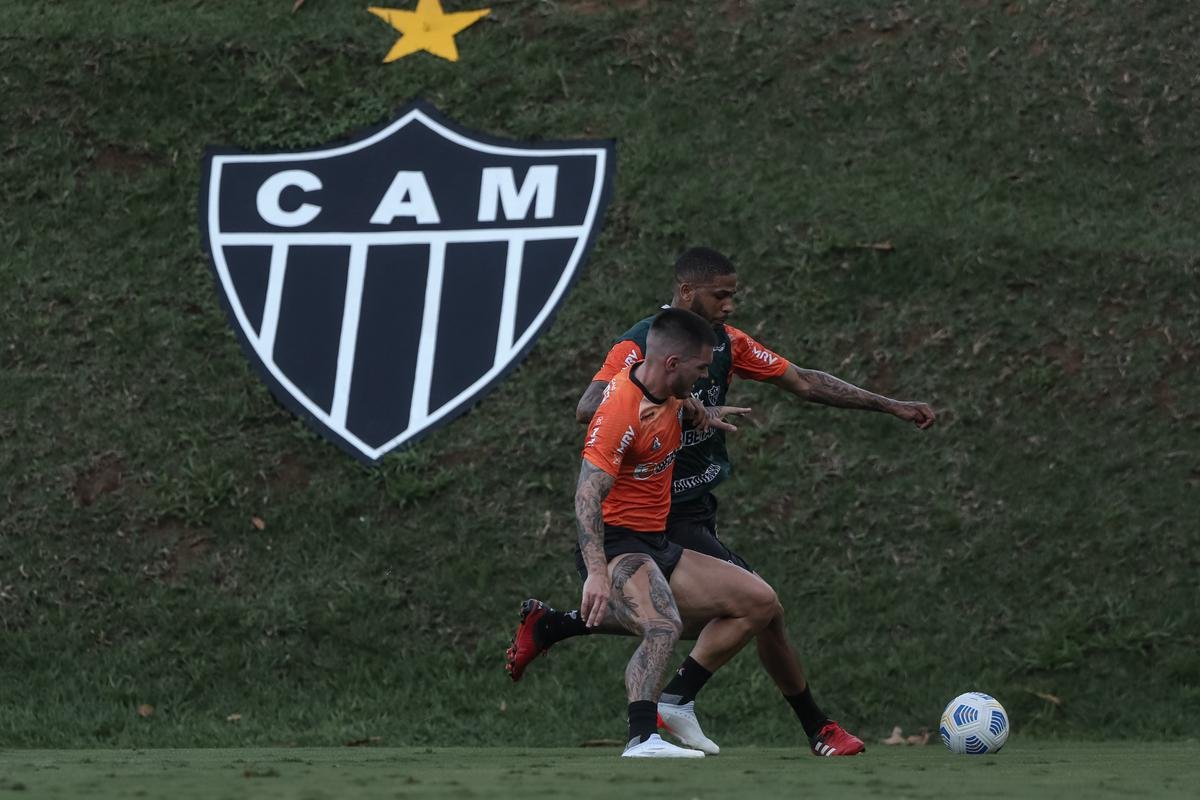 Com Guilherme Arana de volta, Cuca comanda atividade na Cidade do Galo