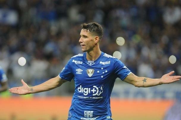 No segundo tempo, Cruzeiro perdeu pnalti com Sass, mas chegou  virada em nova cobrana, dessa vez bem executada por Thiago Neves: 2 a 1