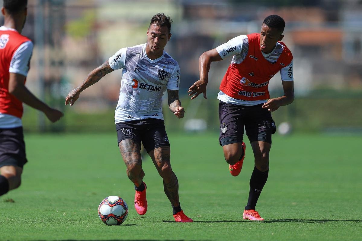 Fotos do coletivo entre profissionais e sub-20 do Atltico