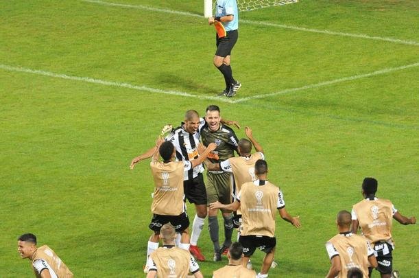 Depois de vitria do Atltico por 1 a 0 no tempo normal, Victor pegou trs pnaltis do Unin La Calera e levou o time alvinegro s oitavas de final da Sul-Americana