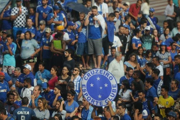 Com trio eltrico de jogadores e mais de 20 mil torcedores, Cruzeiro fez a festa na Praa Sete! Veja as melhores fotos