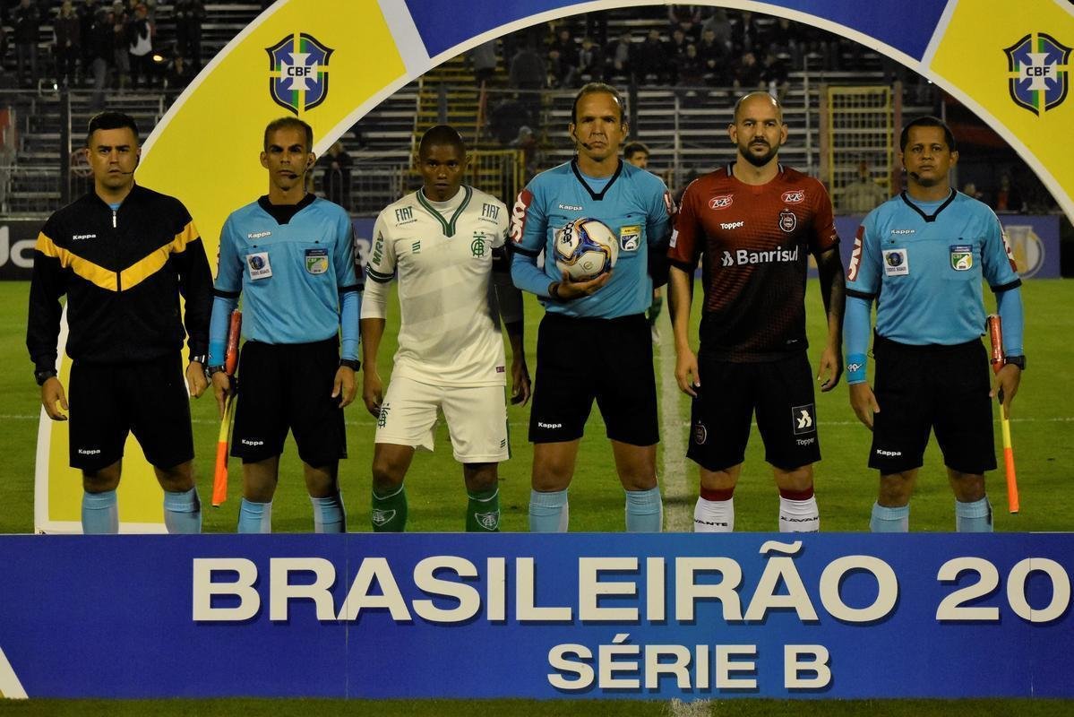 Imagens do jogo entre Amrica e Brasil de Pelotas, no interior gacho, pela Srie B do Brasileiro 