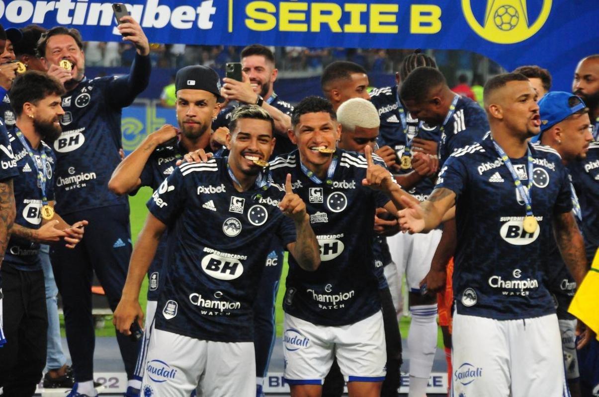 Cruzeiro levanta a taa da Srie B e faz festa no Mineiro
