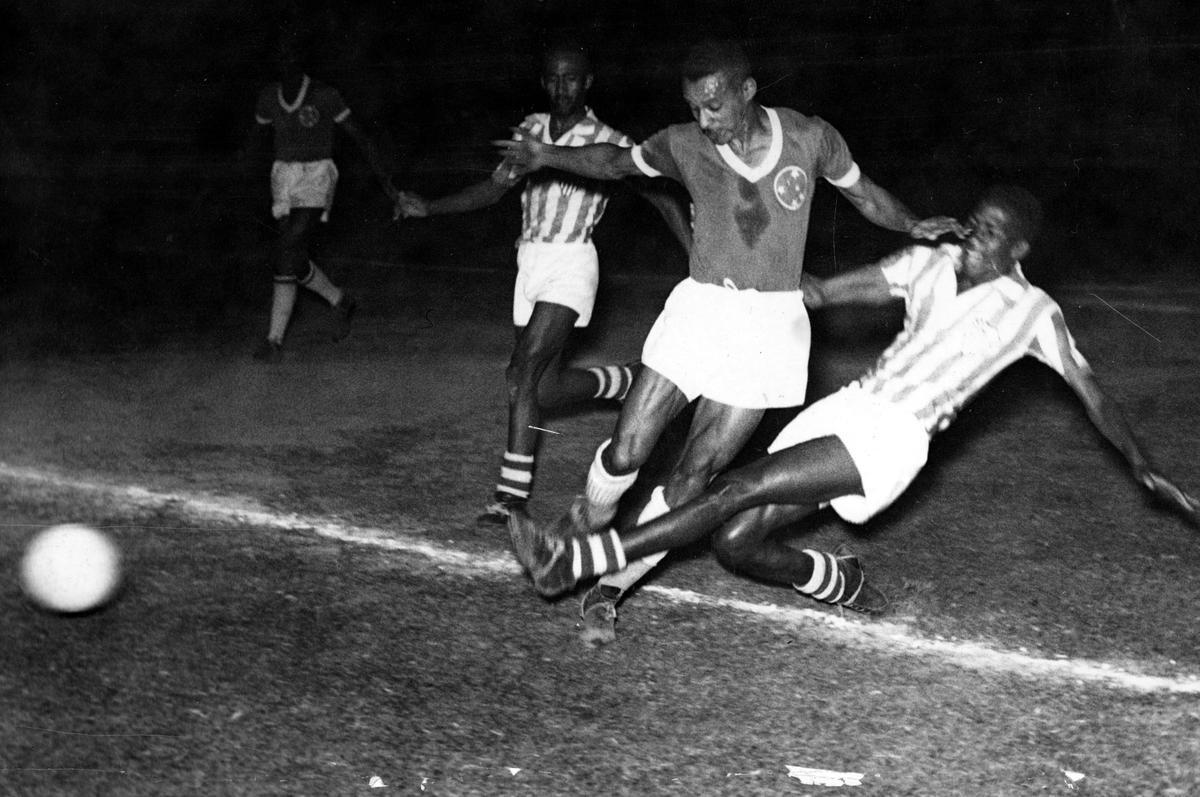 Campeão estadual pelo Siderúrgica, em 1937, Paulo Florêncio ficou marcado por ser o primeiro jogador de um clube do interior de Minas Gerais a ser convocado para defender a Seleção Brasileira. Ele participou do Campeonato Sul-Americano de 1942 e, no ano seguinte, acertou com a Portuguesa. Em 1948, o meio-campista foi contratado pelo Cruzeiro, onde teve passagem dividida em duas fases devido à transferência para uma agremiação da Venezuela (1952 a 1953). Na volta a Belo Horizonte, Paulinho, como era conhecido, permaneceu na Raposa até 1958. Ele faleceu em 14 de julho de 2010, aos 92 anos.