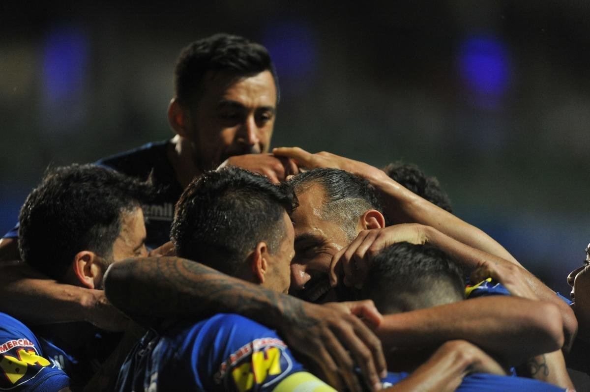 Com gols de Thiago Neves, Arrascaeta e Ded, Cruzeiro goleou a Chapecoense por 3 a 0