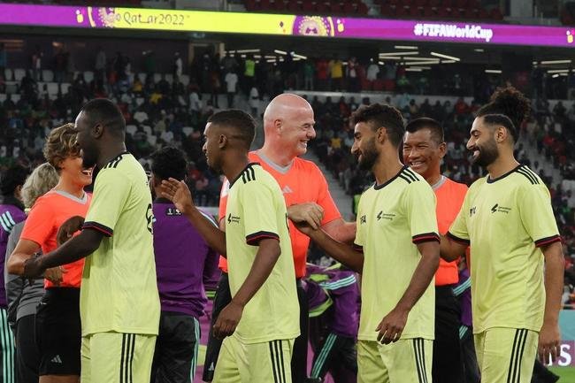 Jogo festivo entre lendas das Copas do Mundo reuniu �dolos do futebol como Materazzi, Essien, Michel Salgado, Seedorf, Jorge Campos, Terry, Del Piero, Vieri, Makelele, Deco, Zanetti, Batistuta, Mario Kempes, Cafu e Roberto Carlos no Est�dio Al Thumama e teve presidente da Fifa Gianni Infantino como �rbitro