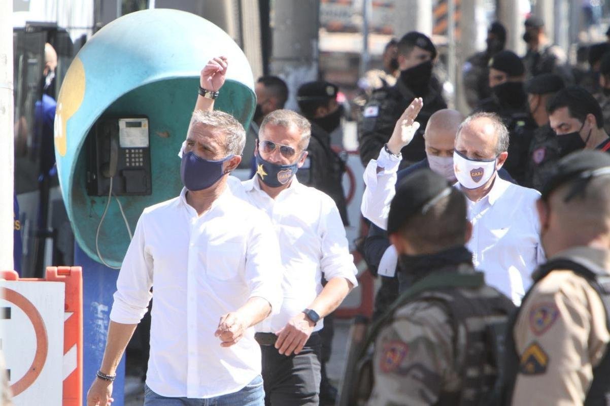A delegao do Boca Juniors foi liberada da Central de Flagrantes 4  (CEFLAN 4) da Polcia Civil, no bairro Alpio de Melo, regio Noroeste de Belo Horizonte, por volta das 12h desta quarta-feira. Jogadores e membros da comisso tcnica da equipe argentina ficaram na delegacia por cerca de 12 horas para esclarecimentos sobre a confuso no Mineiro aps a eliminao diante do Atltico, nos pnaltis, pelas oitavas de final da Copa Libertadores da Amrica.