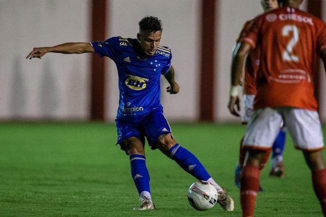 Fotos da goleada do Cruzeiro sobre o Tombense por 3 a 0, neste sbado, no Almeido, em Tombos, pela sexta rodada do Campeonato Mineiro. Time celeste  lder, com 15 pontos. Gols foram de Daniel Jnior, Giovanni e Thiago