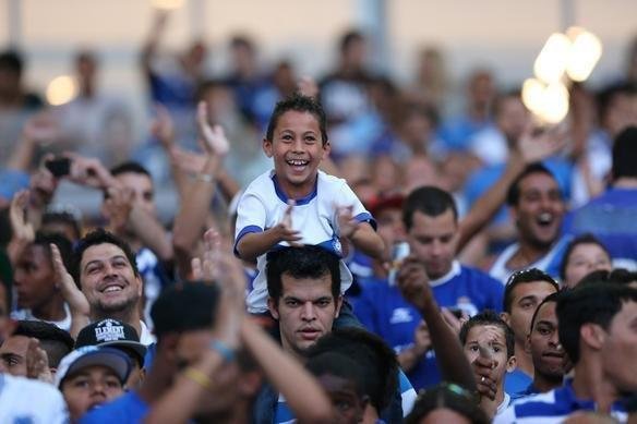 Imagens da torcida do Cruzeiro, no Mineiro, para o jogo com o Atltico-PR