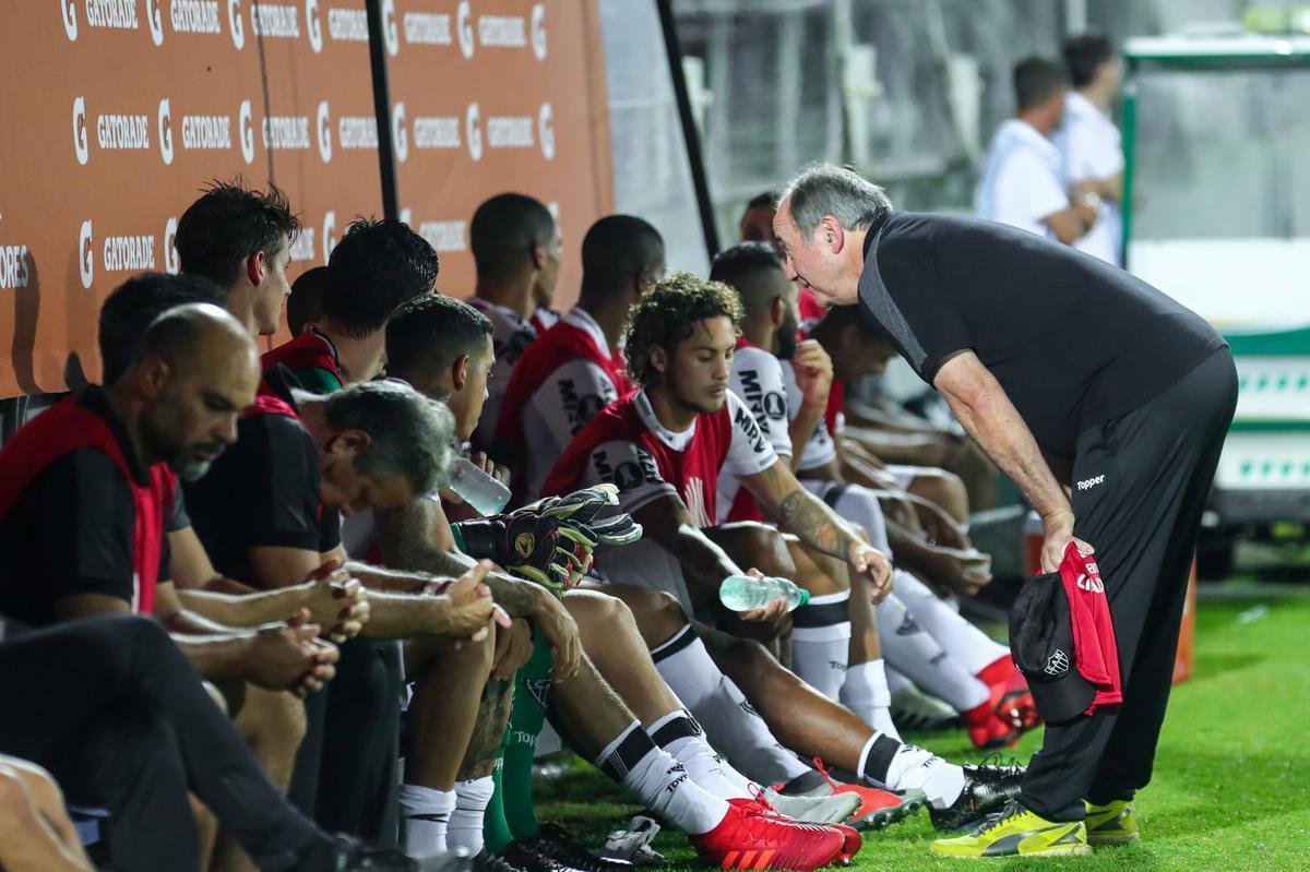 Imagens da partida entre Defensor e Atltico, em Montevidu, pela Libertadores