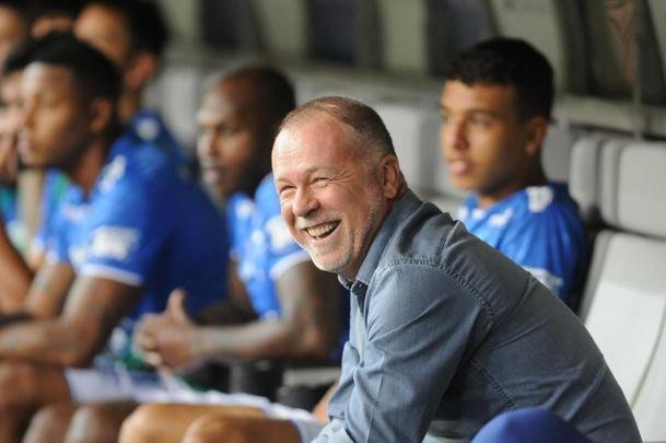 17/02/2019 - Mano Menezes completou a expressiva marca de 200 jogos pelo Cruzeiro no empate por 0 a 0 com o América, no Independência, pela primeira fase do Campeonato Mineiro. A longevidade dele no comando celeste rendeu duas Copas do Brasil consecutivas, em 2017 e 2018, além dos estaduais de 2018 e 2019.