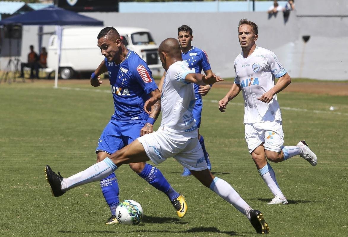 Cruzeiro chegou a abrir 2 a 0 sobre o Londrina, com gols de Lucas Silva e Sassá, mas cedeu o empate no segundo tempo e perdeu nos pênaltis por 3 a 1. Time foi eliminado na semifinal da Primeira Liga.