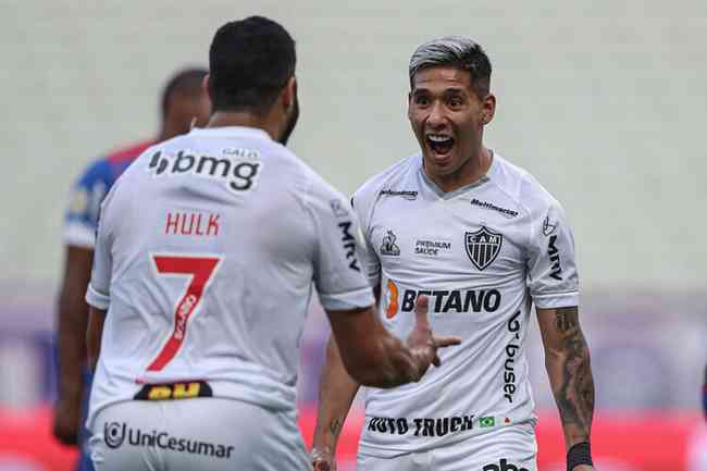 Hulk e Zaracho comemoram gol do Atltico na vitria sobre o Fortaleza