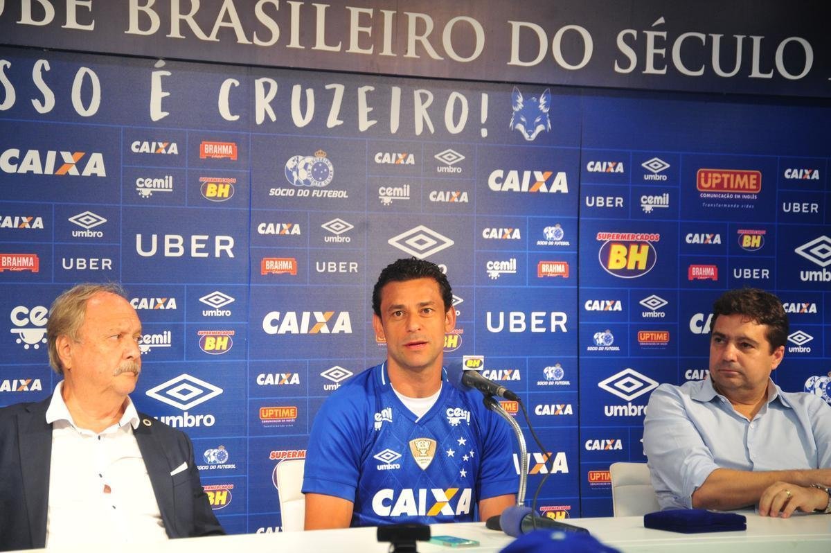 Fred foi apresentado no Cruzeiro pelo presidente Wagner Pires de S e pelo vice Itair Machado