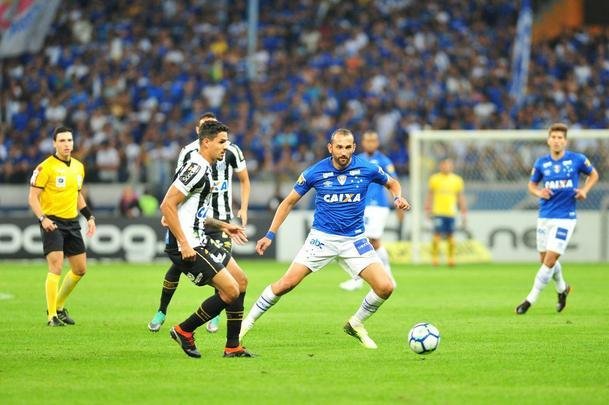 Fotos do primeiro tempo, no Mineiro; Thiago Neves abriu o placar para o Cruzeiro, e Gabriel Barbosa empatou para o Santos