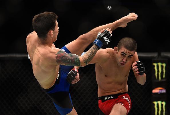 Ray Borg (luvas azuis) venceu Louis Smolka por deciso unnime (30-27, 30-26 e 30-26)