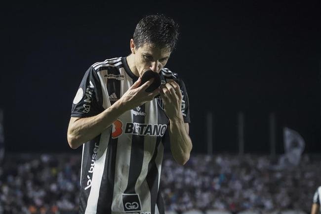 Fotos do jogo entre Santos e Atltico na Vila Belmiro, em Santos, pela 30 rodada do Campeonato Brasileiro