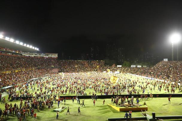Com a conquista do acesso, a torcida do Sport extravasou e fez a festa no gramado da Ilha do Retiro