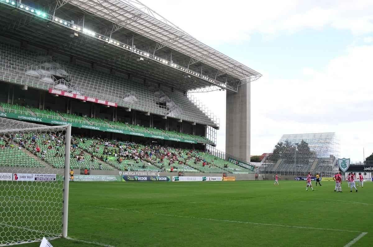 Fotos das obras de instalao de arquibancadas mveis no estdio Independncia