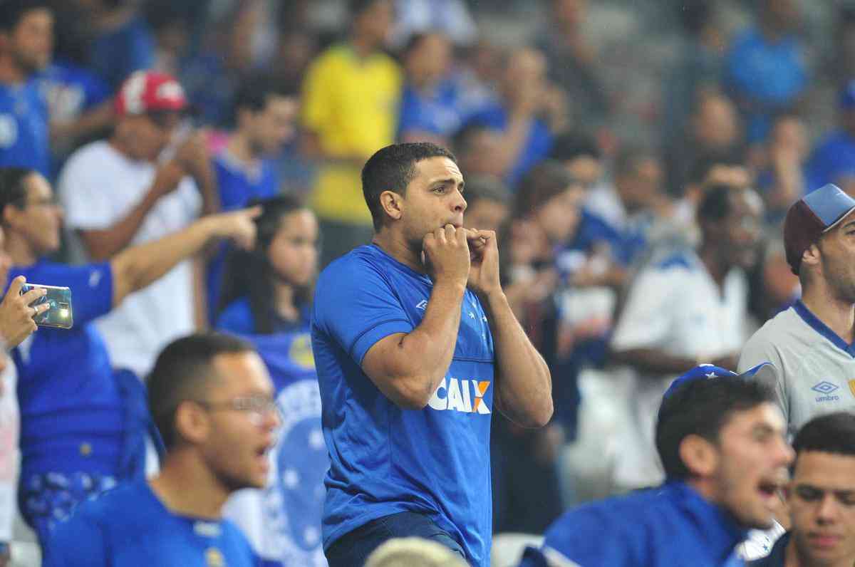 Reaes da torcida do Cruzeiro na partida contra o Ava, no Mineiro, pela 33 rodada do Campeonato Brasileiro