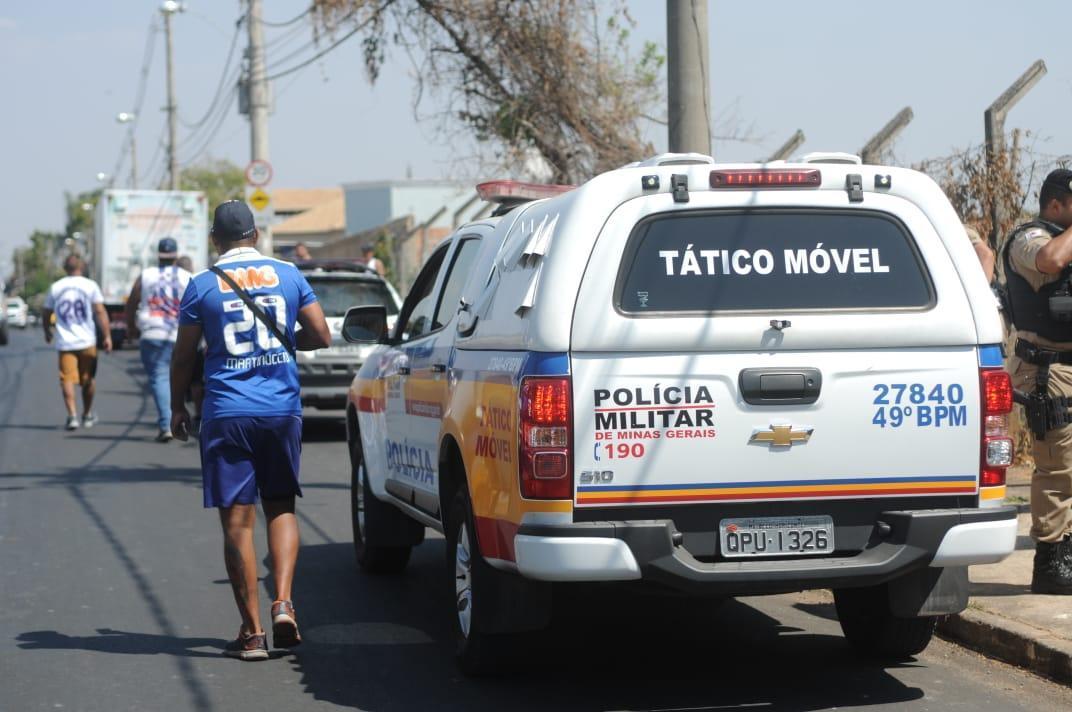 Torcedores protestam em frente  Toca da Raposa II